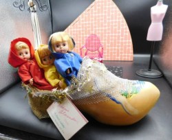 8" Madame Alexander Dutch Lullaby Wynken, Blynken, & Nod  in Original 12" Wooden Dutch Shoe Original, Tags, Card